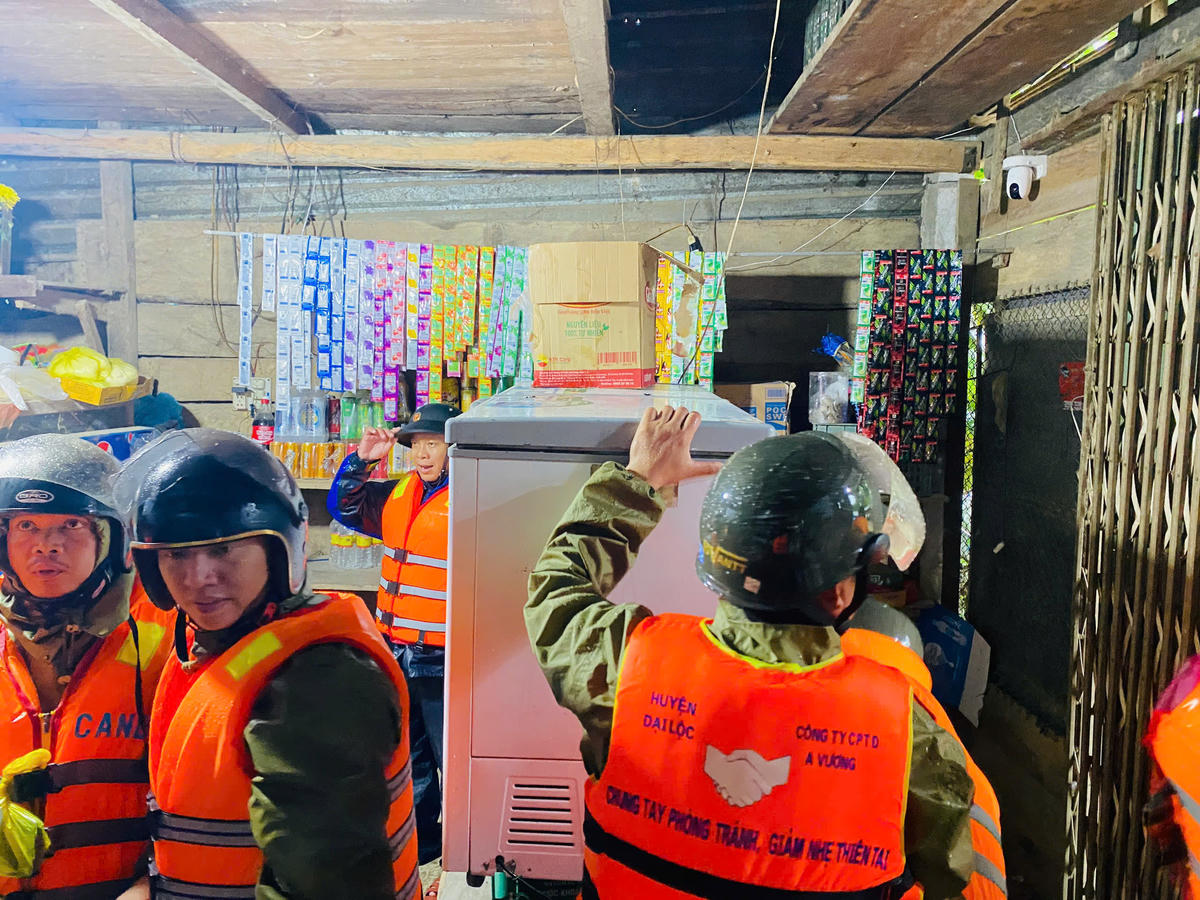 Lực lượng chức năng giúp người dân xã Thượng Đức đưa đồ đạc trong nhà lên vị trí cao. Ảnh: CV.