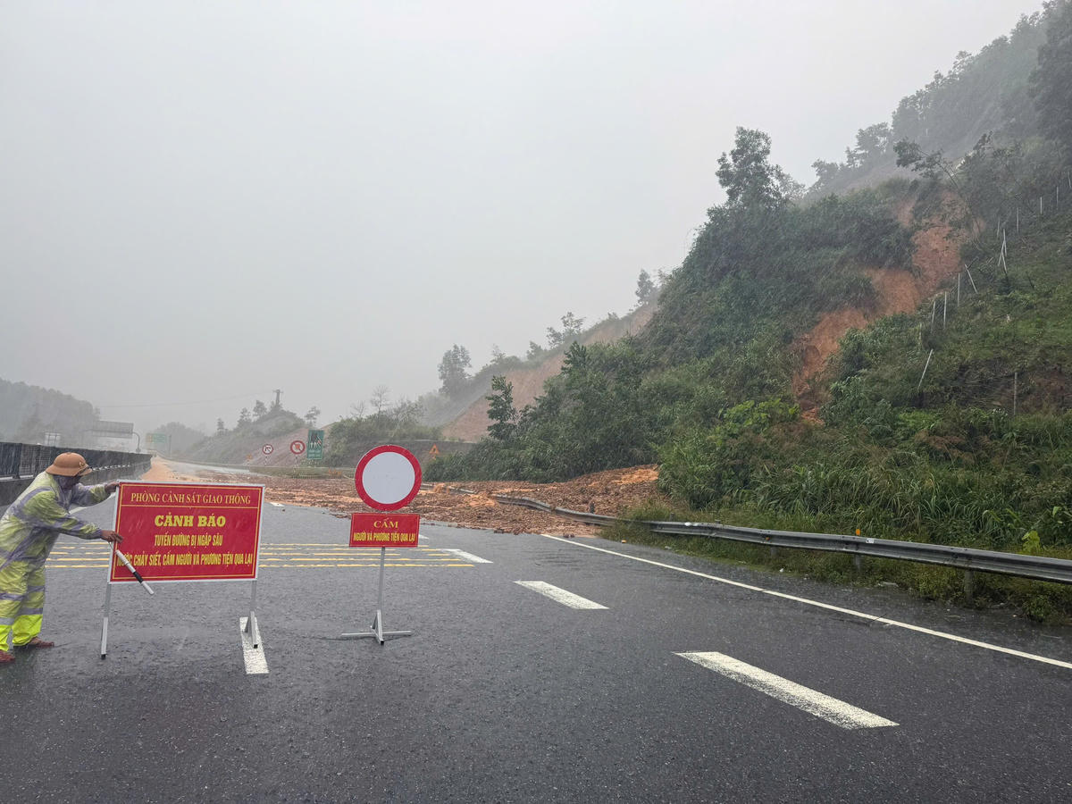 Lực lượng chức năng đặt biển cảnh báo giao thông tại Km12. Ảnh: T.H.