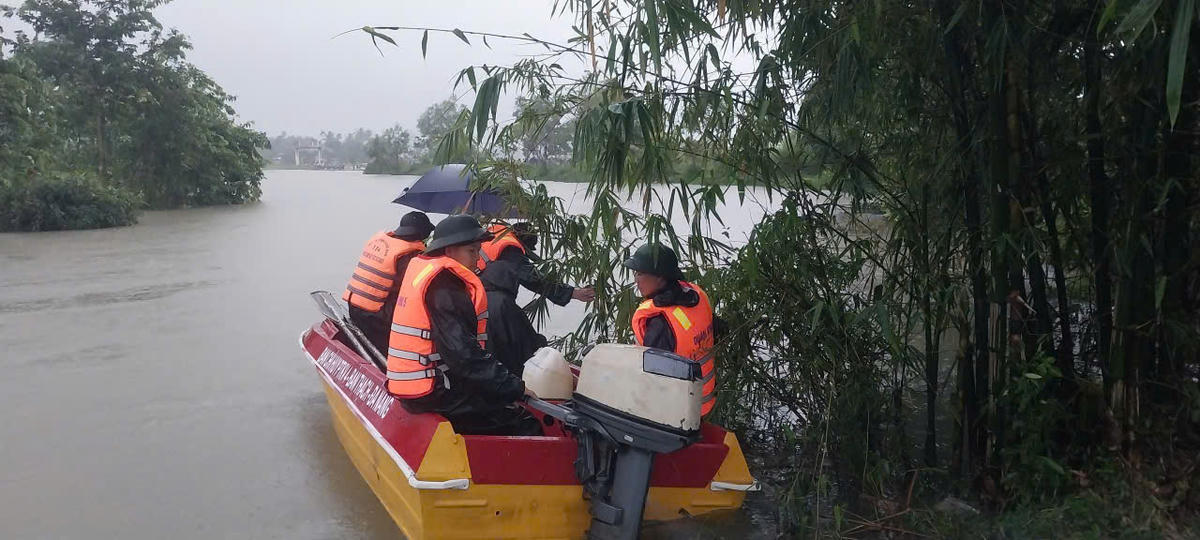 Lực lượng chức năng đang tổ chức tìm kiếm ông Bùi Văn S. Ảnh: CV.