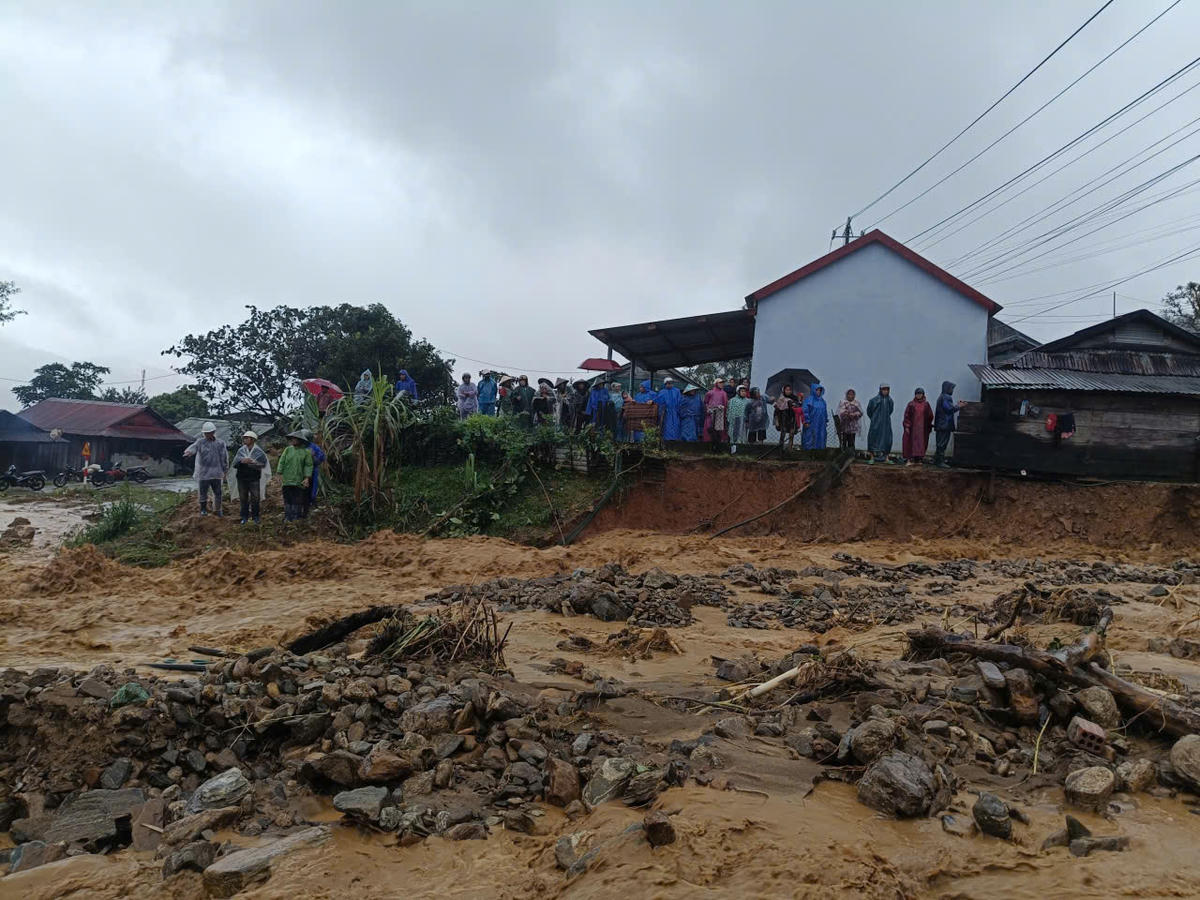 Trận lũ quét cuốn theo đất đá từ núi về và gây thiệt hại nhiều nhà cửa, tài sản của người dân thôn Bung Tôn, xã Đăk Plô. Ảnh: CV.