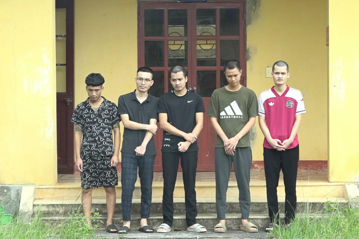 Các đối tượng trong đường dây sản xuất giấy tờ giả bị khởi tố, bắt giữ. Ảnh: QV.