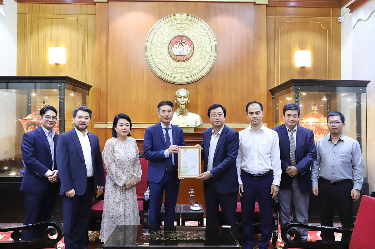 Ông Cao Xuân Thạo, Trưởng ban Công tác xã hội, cơ quan Ủy ban Trung ương MTTQ Việt Nam trao Thư cảm ơn của Chủ tịch Ủy ban Trung ương MTTQ Việt Nam tới Cộng đồng người Việt Nam tại Ba Lan 