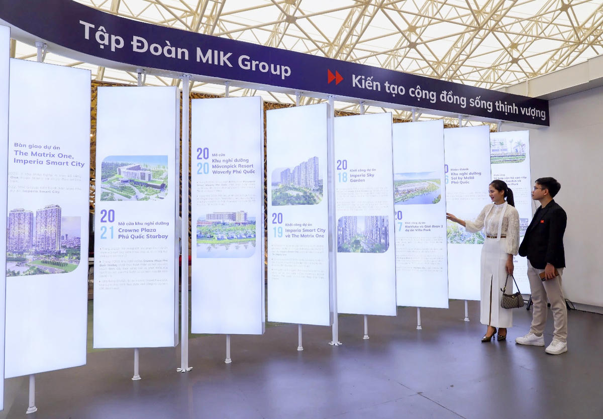 Bức tường lịch sử phát sáng tái hiện hành trình hơn một thập kỷ phát triển của MIK Group, trở
thành điểm nhấn thu hút đông đảo khách hàng.