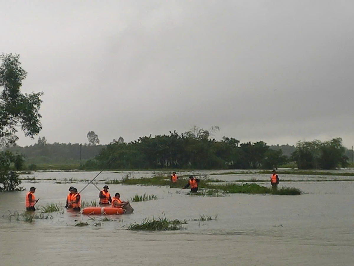 Lực lượng tìm kiếm người đàn ông mất tích tại Bàn Thạch. Ảnh: Quang Hùng.