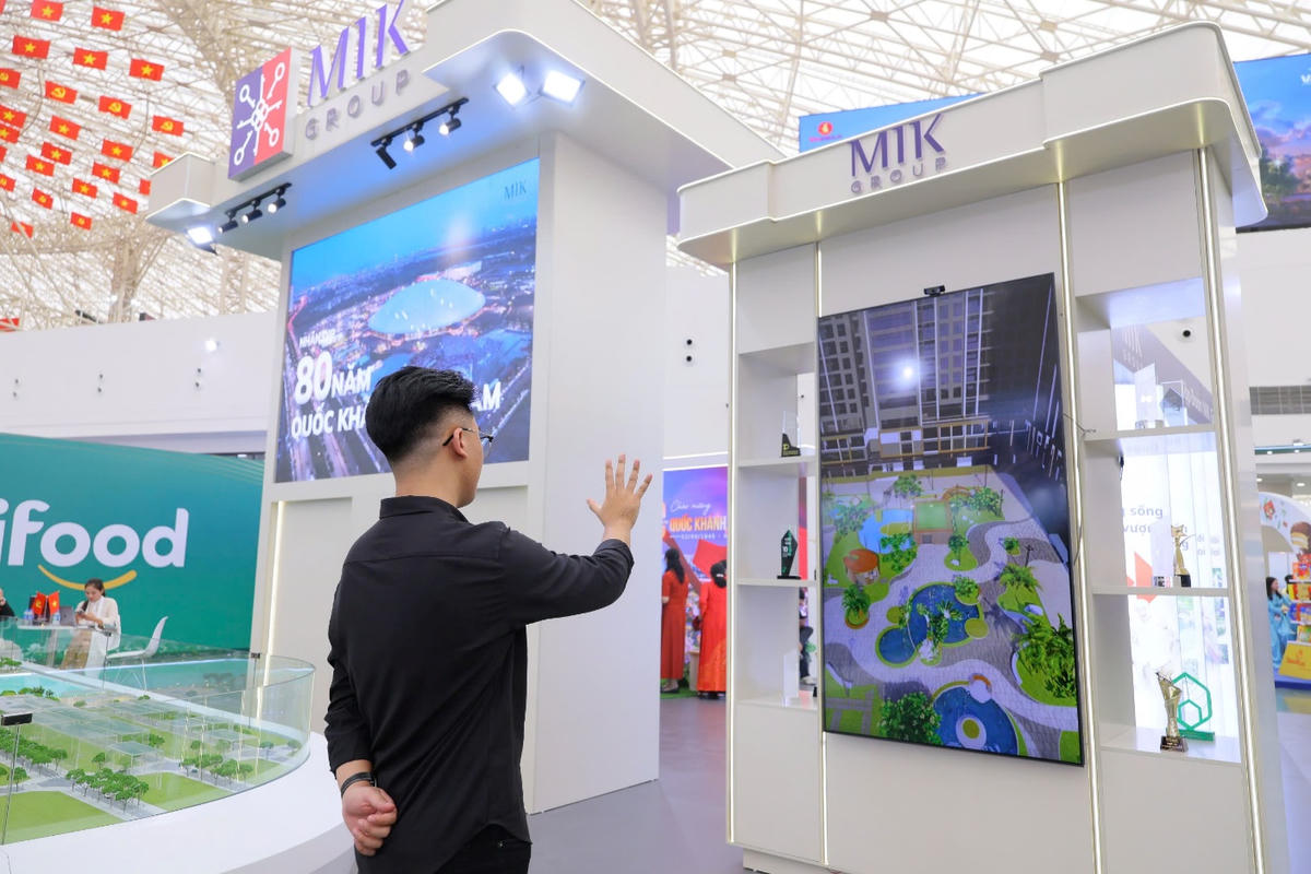 Khách tham quan hào hứng trải nghiệm công nghệ tương tác không chạm.