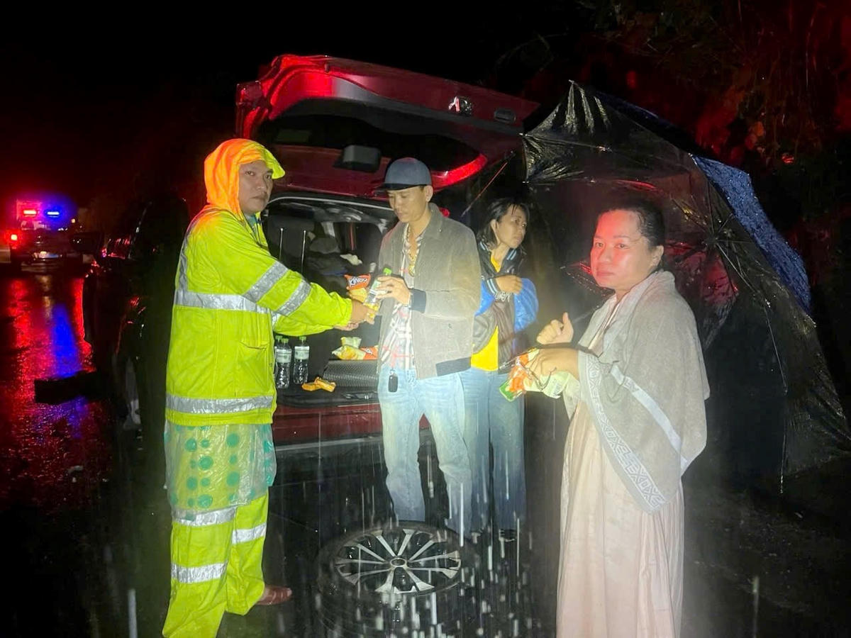 CSGT TP Đà Nẵng chia sẻ nước uống, bánh mì cho người dân trong quá trình lưu thông. Ảnh: Công an cung cấp.