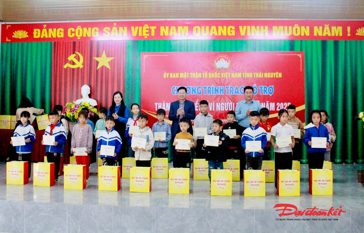 Trao quà hỗ trợ học tập cho các học sinh nghèo, trẻ em mồ côi. Ảnh: Thu Huệ.