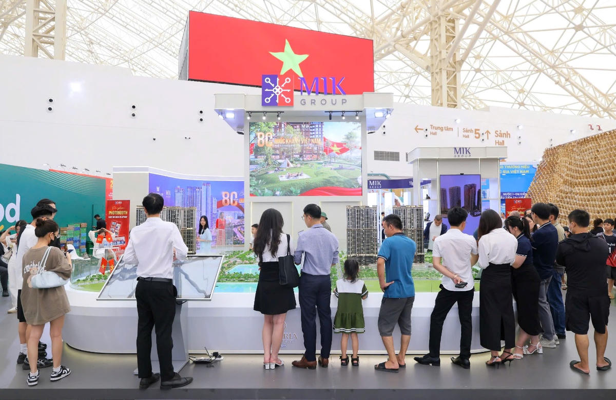 Không gian trưng bày MIK Group thu hút đông đảo khách hàng tới tham quan, trải nghiệm ngay sau Lễ khai mạc.