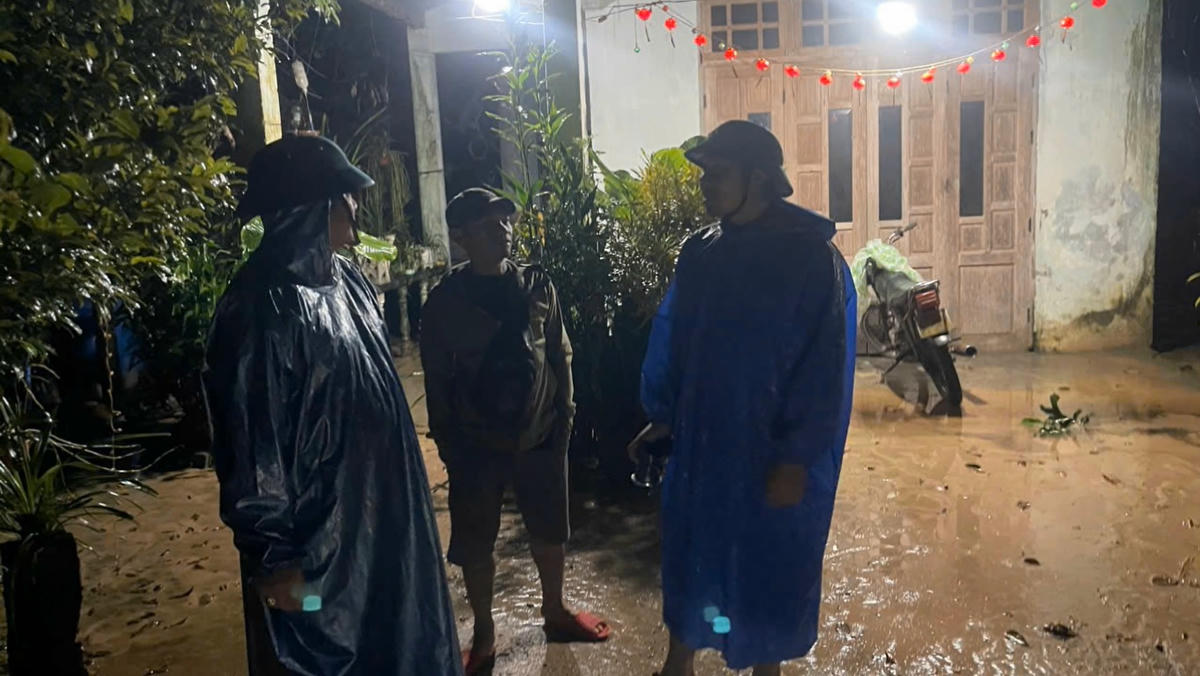 Lực lượng phường Hải Vân vận động người dân sơ tán trong đêm. Ảnh: Kim Hiếu.