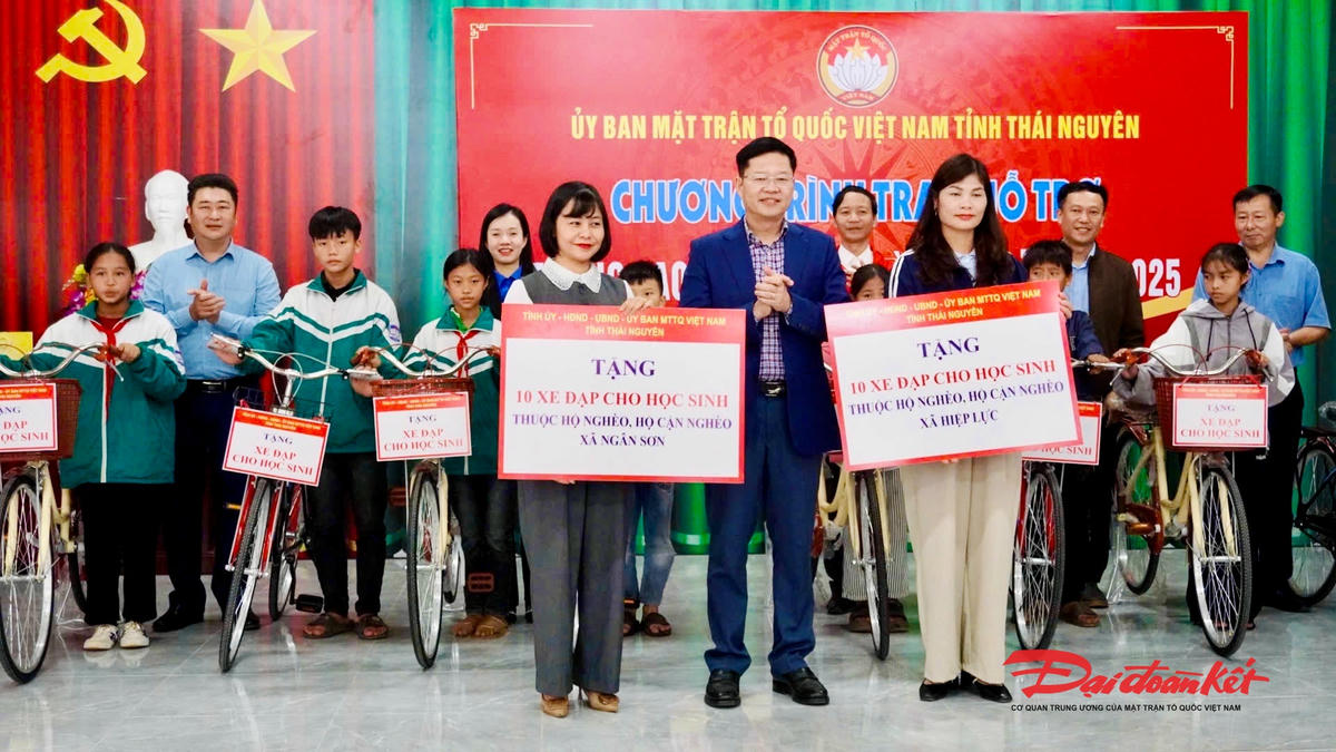 Chủ tịch Ủy ban MTTQ tỉnh Thái Nguyên Đinh Quang Tuyên tặng xe đạp cho học sinh nghèo. Ảnh: Thu Huệ.