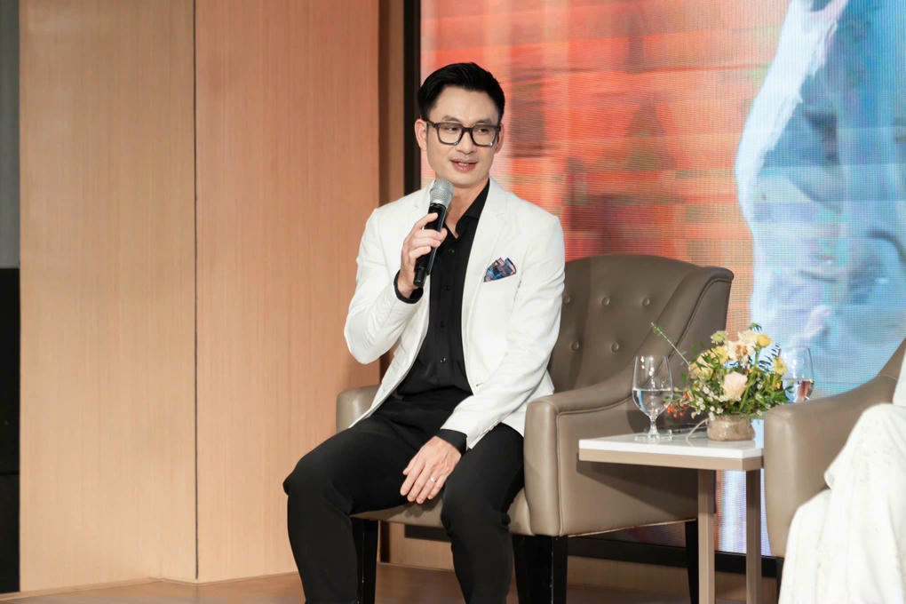 Ca sĩ Trần Tuấn Hòa chia sẻ cảm xúc trong buổi ra mắt MV. Ảnh:BTC