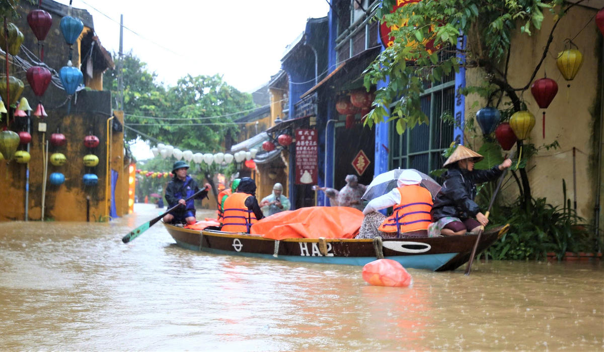 Người dân sử dụng ghe di chuyển khu vực ngập nước ở phố cổ Hội An. Ảnh: C.Đại.