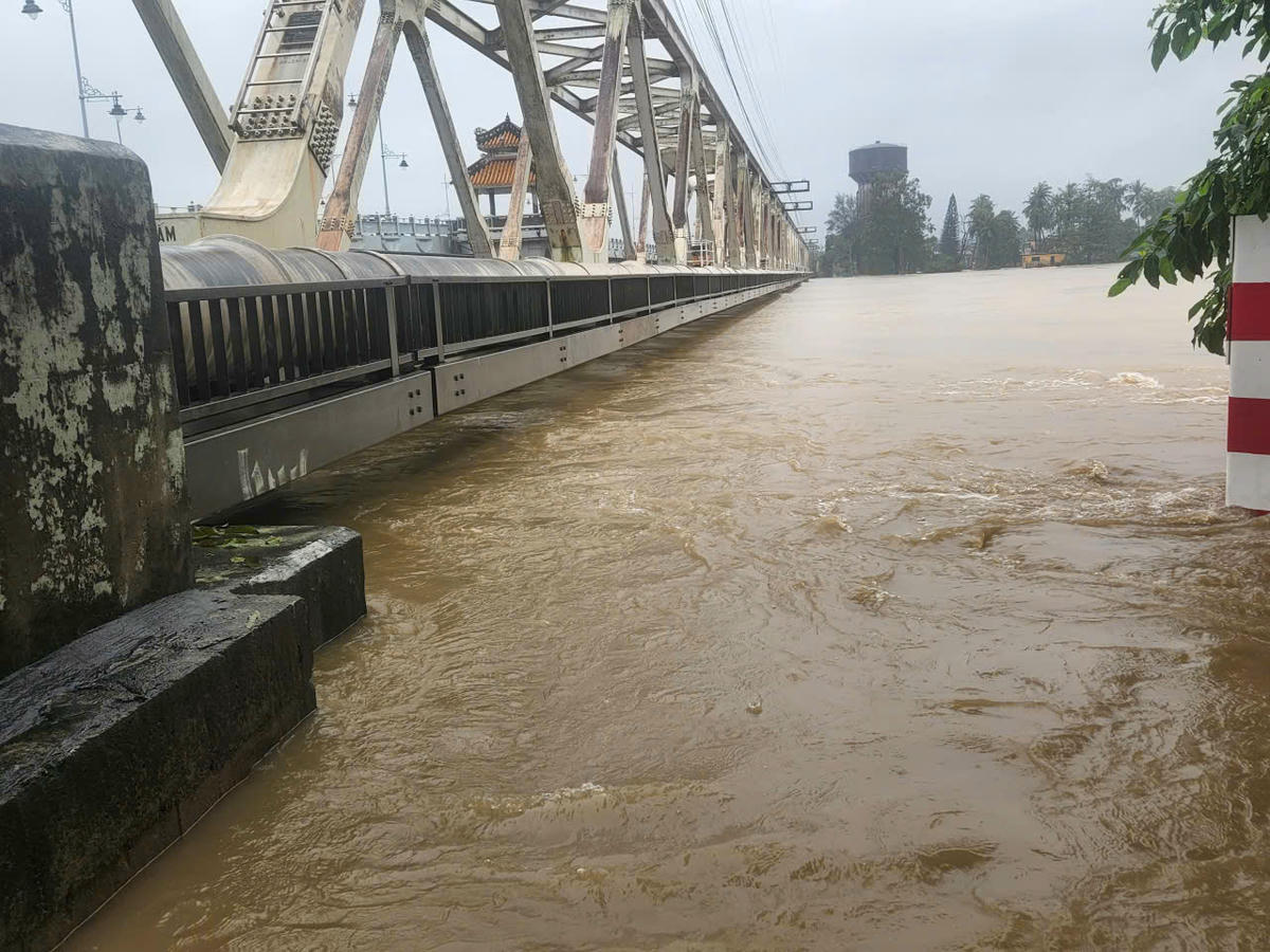 Nước chạm dầm đường sắt cầu ở Huế. Ảnh: ĐS.