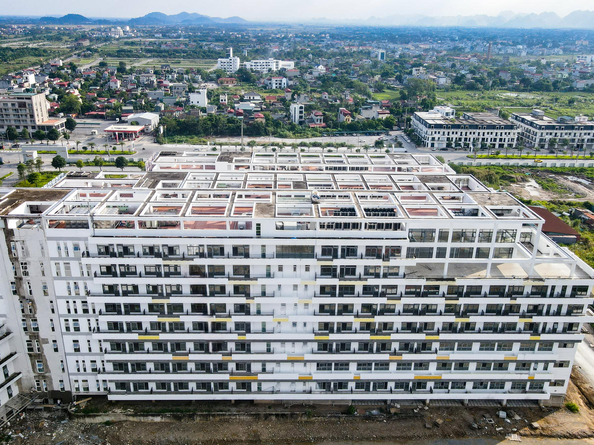 Ngày 1/10 vừa qua, trong cuộc họp với các đơn vị có liên quan, Phó Thủ tướng Lê Thành Long đã yêu cầu 'mọi vướng mắc kỹ thuật, . thủ tục tại Bệnh viện Hữu nghị Việt Đức cơ sở 2 phải được tháo gỡ ngay trong tháng 11 để bàn giao, . vận hành trước ngày 30/11'. Ảnh: Đình Minh