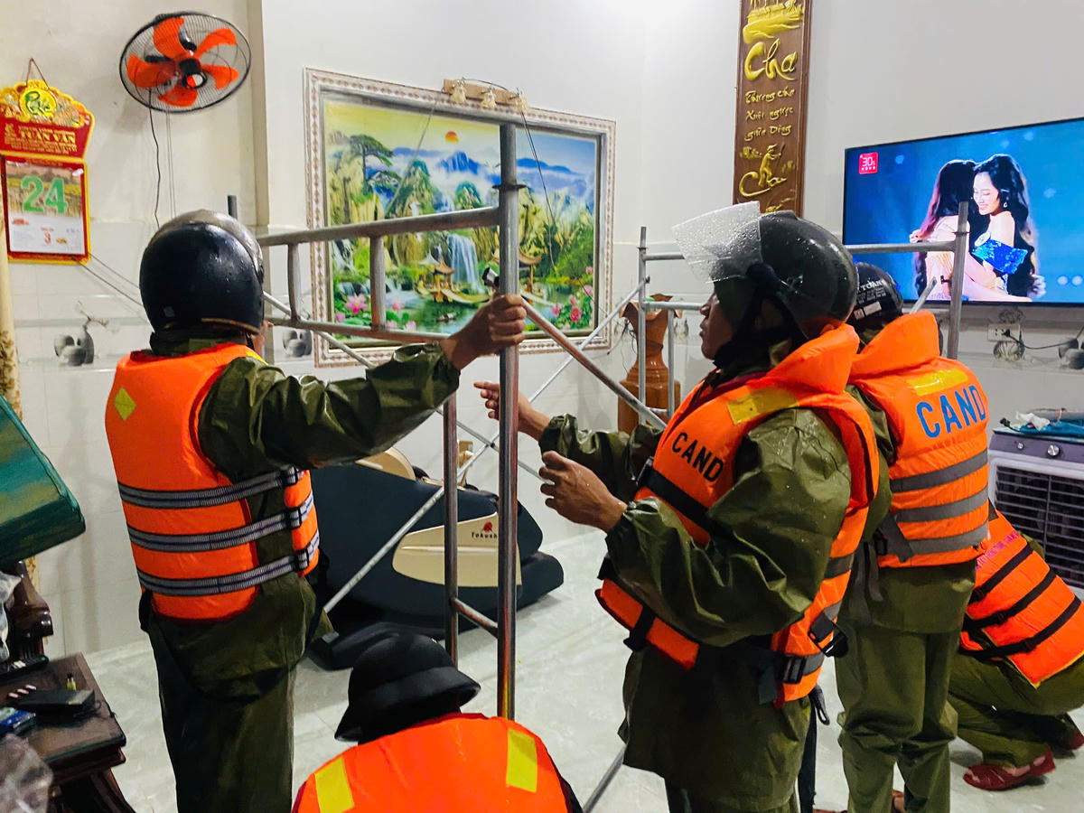 Lực lượng chức xã Thượng Đức, TP Đà Nẵng di dời đồ đạc cho người dân lên vị trí cao. Ảnh: CV.