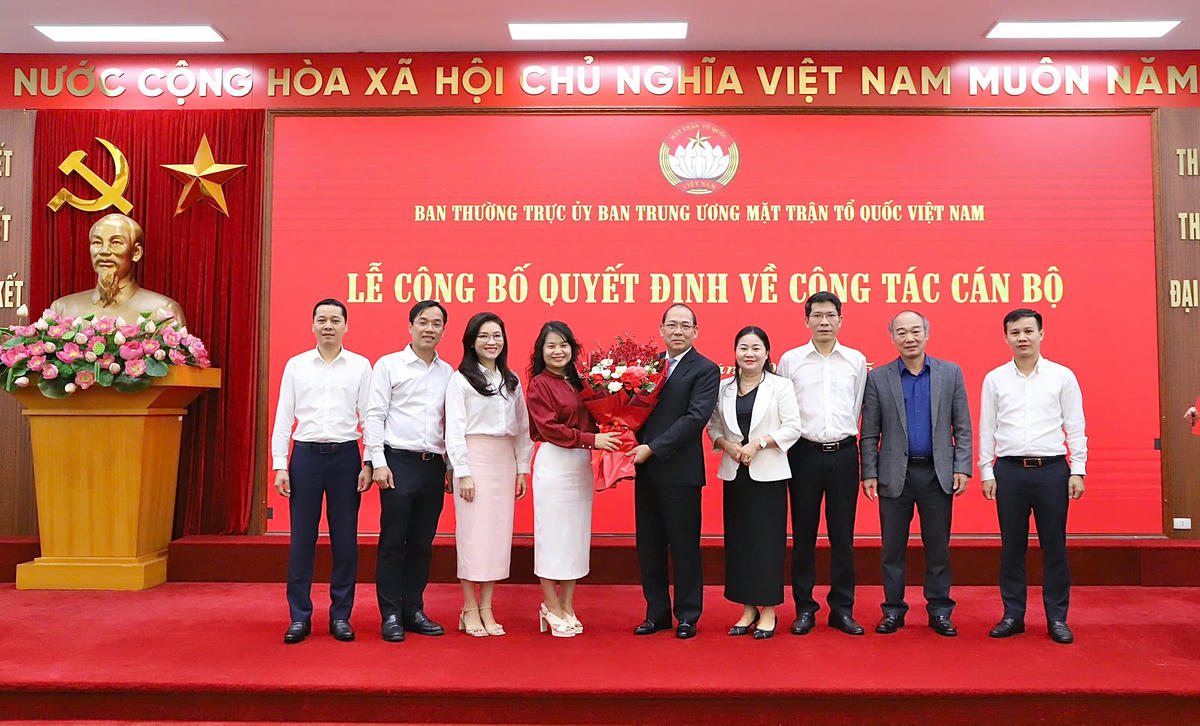 Phó Chủ tịch Hoàng Công Thủy tặng hoa chúc mừng&nbsp;bà Nguyễn Quỳnh Liên, Ủy viên Đoàn Chủ tịch, Trưởng Ban Dân chủ, Giám sát và Phản biện xã hội Cơ quan UBTƯ MTTQ Việt Nam. Ảnh: Minh Hiển.