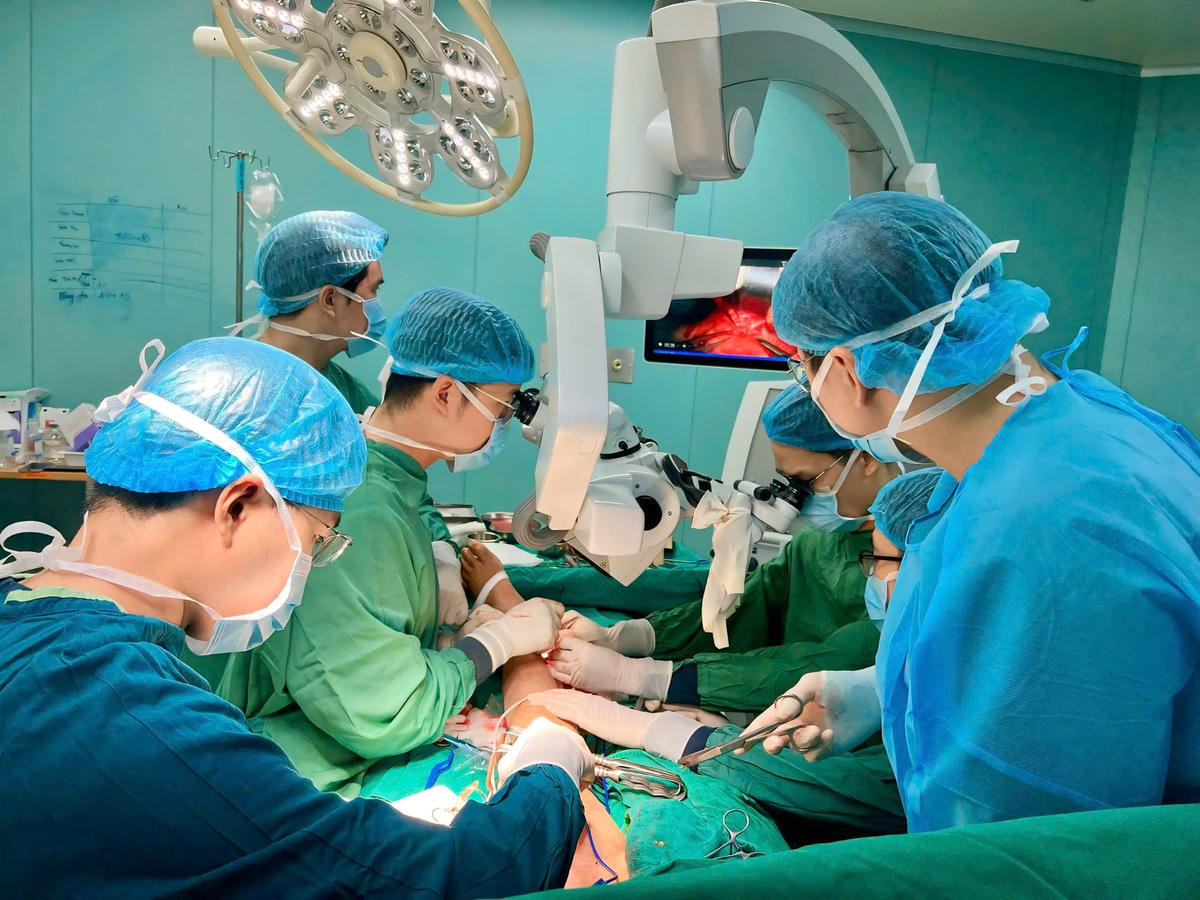 Bác sĩ Việt Nam làm chủ kỹ thuật vi phẫu tái tạo gân gót