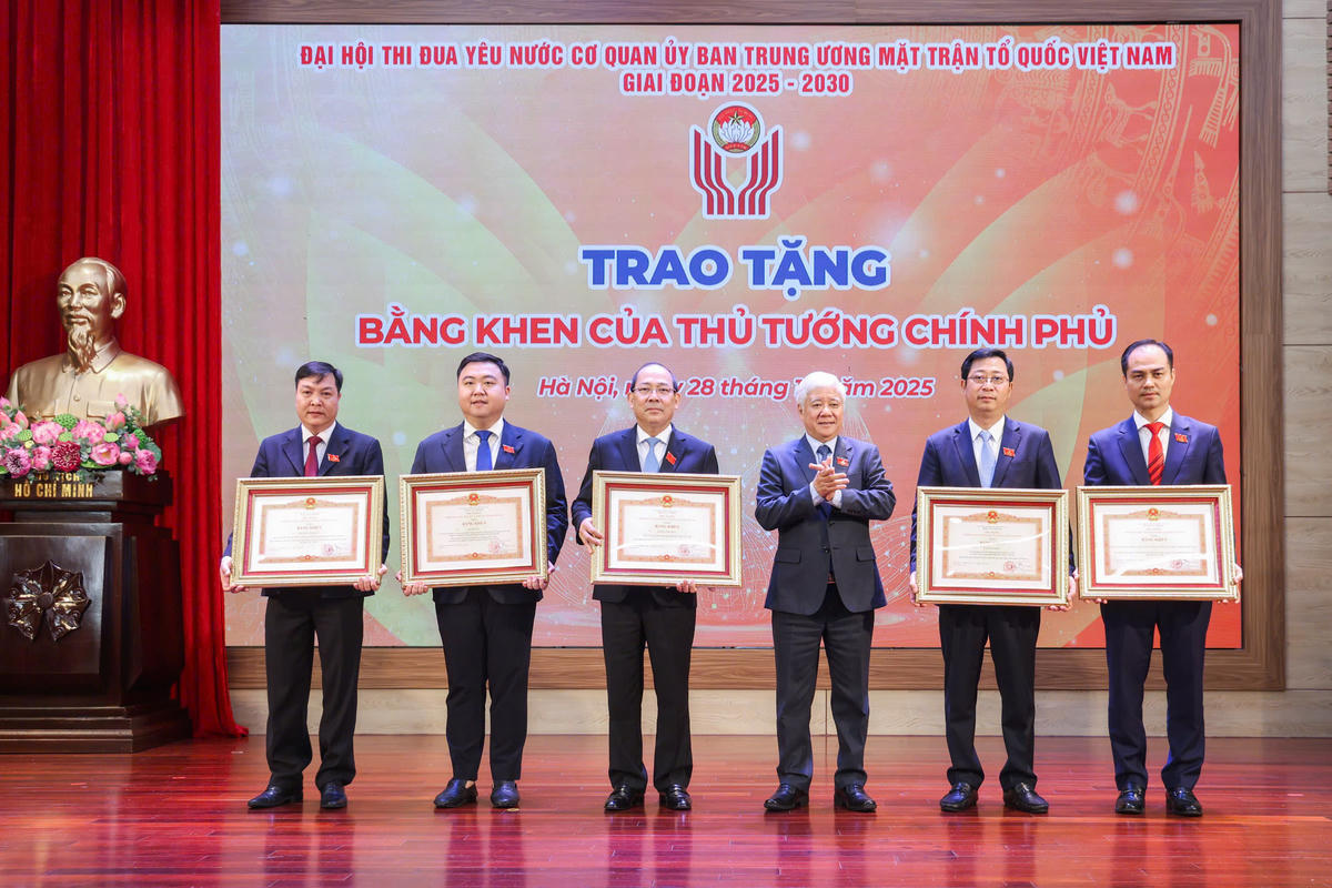Chủ tịch Đỗ Văn Chiến trao tặng Bằng khen của Thủ tướng Chính phủ cho các tập thể, cá nhân. Ảnh: Quang Vinh.