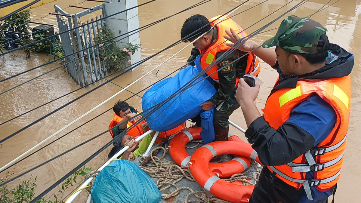 Lực lượng quân sự Đà Nẵng giúp sơ tán đồ đạc cho người dân vùng lũ. Ảnh: T. Thành.