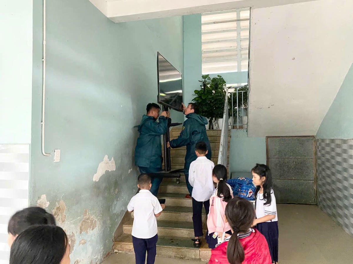 Dân quân đưa tài sản nhà trường lên cao. Ảnh: Nguyễn Đức Cường.