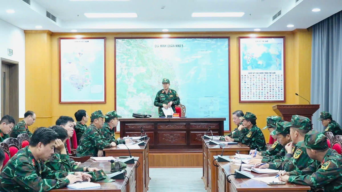 Đại tá Lương Đình Chung, Bí thư Đảng ủy, Chính ủy Quân khu chủ trì họp phương án phòng chống mưa lũ trên địa bàn Quân khu 5 trong đêm 27/10. Ảnh: Quang Hùng.