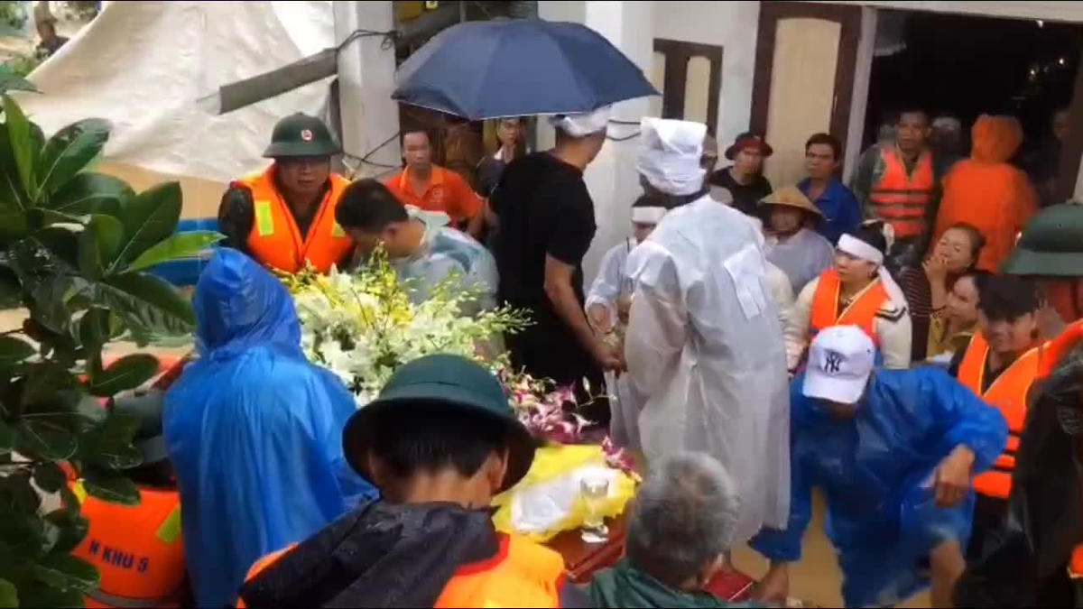 Linh cựu của cụ bà Nguyễn Thị M. đưa đi án táng. Ảnh: CV.