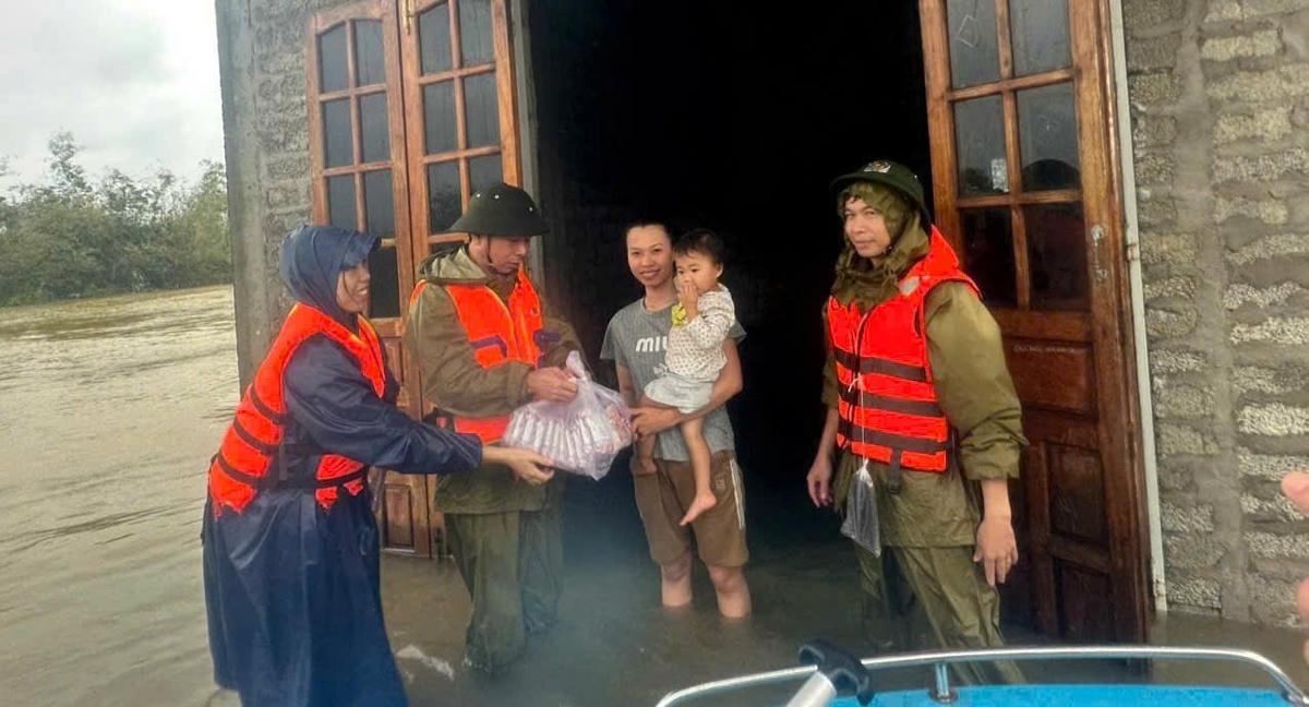 Hỗ trợ nhu yếu phẩm cho người dân vùng ngập lụt. Ảnh: CACC.