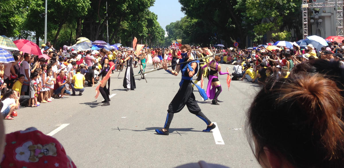 Biểu diễn nghệ thuật ở Phố đi bộ hồ Hoàn Kiếm. Ảnh: Xuân Hoa