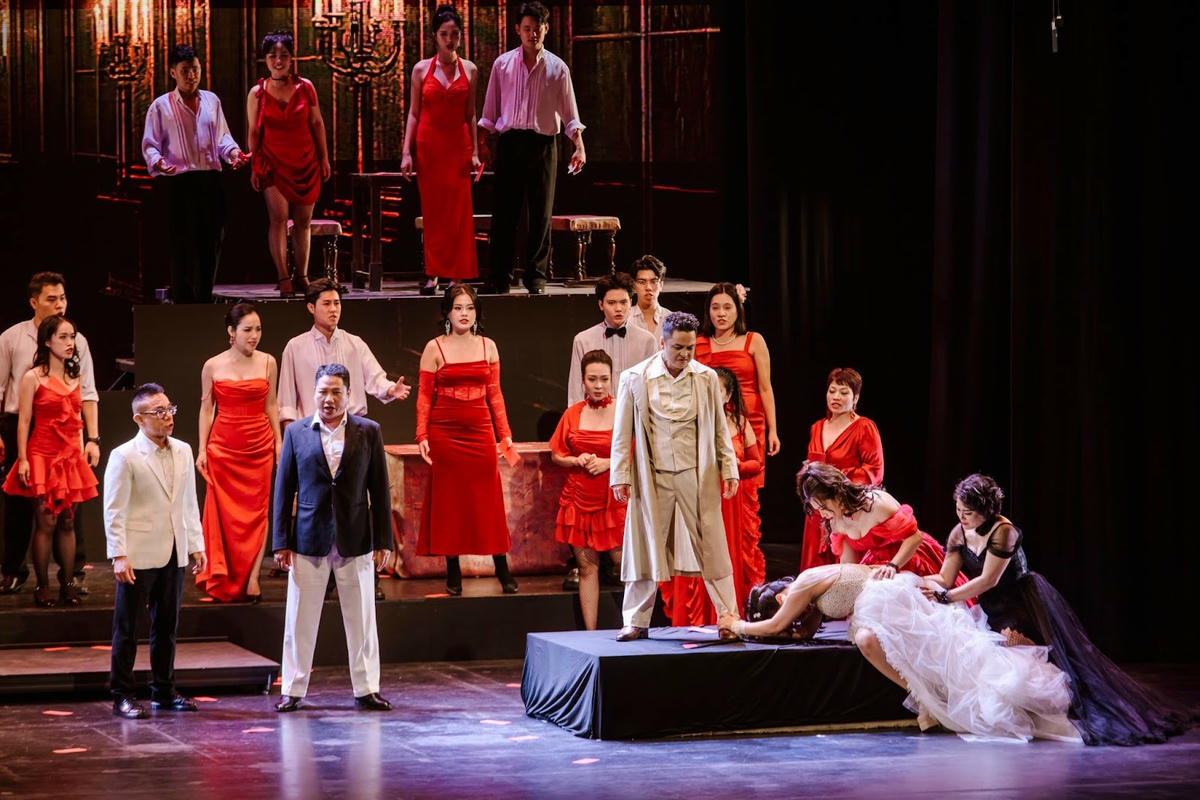 Trở lại Paris, không khí bữa tiệc sôi động với nhịp điệu matador. Alfredo, trong cơn giận dữ, sỉ nhục Violetta giữa đám đông. Đây là cao trào của màn hai. Âm nhạc dồn dập, ánh sáng chói chang, phơi bày sự tàn nhẫn của con người.