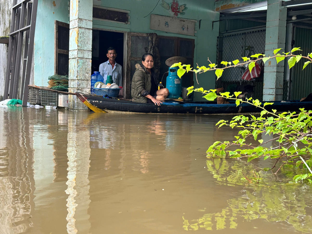 Một ngôi nhà ở phường Bàn Thạch ngập nước sâu. Ảnh: Nguyễn Tín.