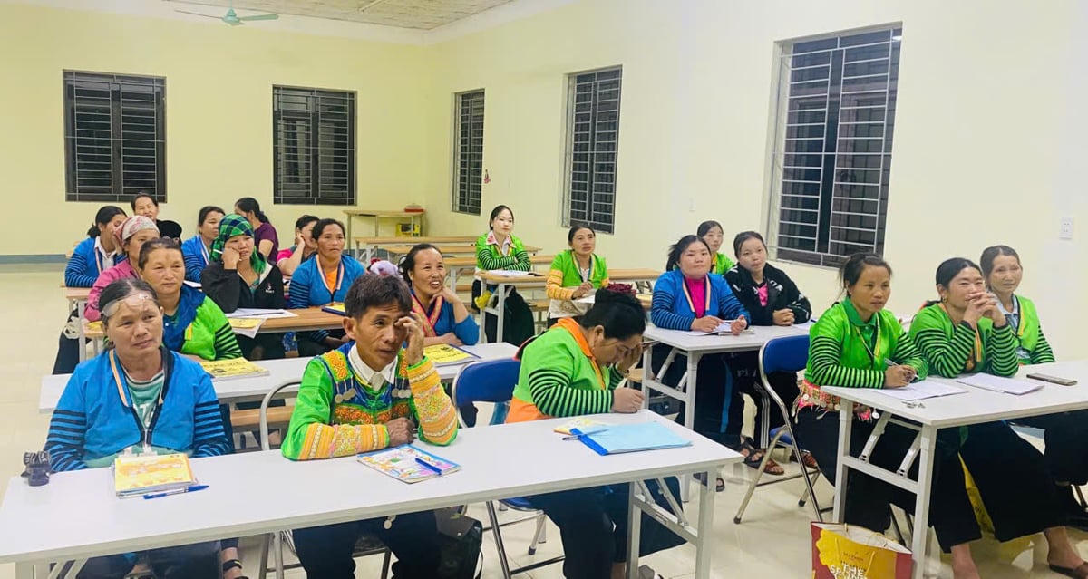 Lớp học đặc biệt nơi biên giới, đã giúp nhiều phụ nữ dân tộc Mông vượt lên trên định kiến. Ảnh: Thanh Tâm.