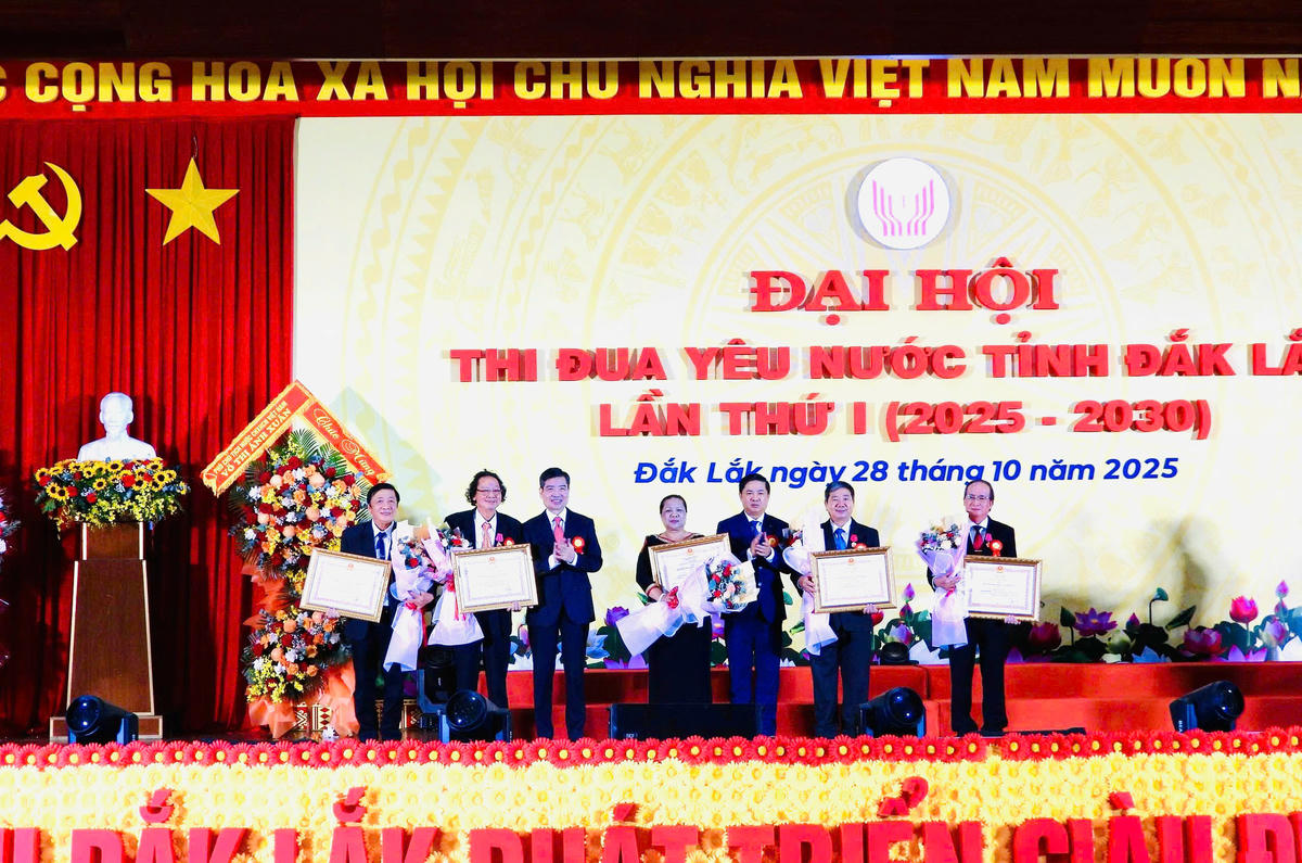 Thừa ủy quyền của Chủ tịch nước, lãnh đạo tỉnh trao Huân chương Lao động hạng Nhì cho 5 cá nhân. Ảnh: Thanh Nga.