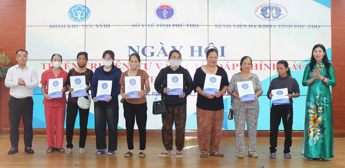 BHXH Phú Thọ tặng sổ BHXH cho người dân có hoàn cảnh khó khăn. Ảnh: Thế Hưng. 