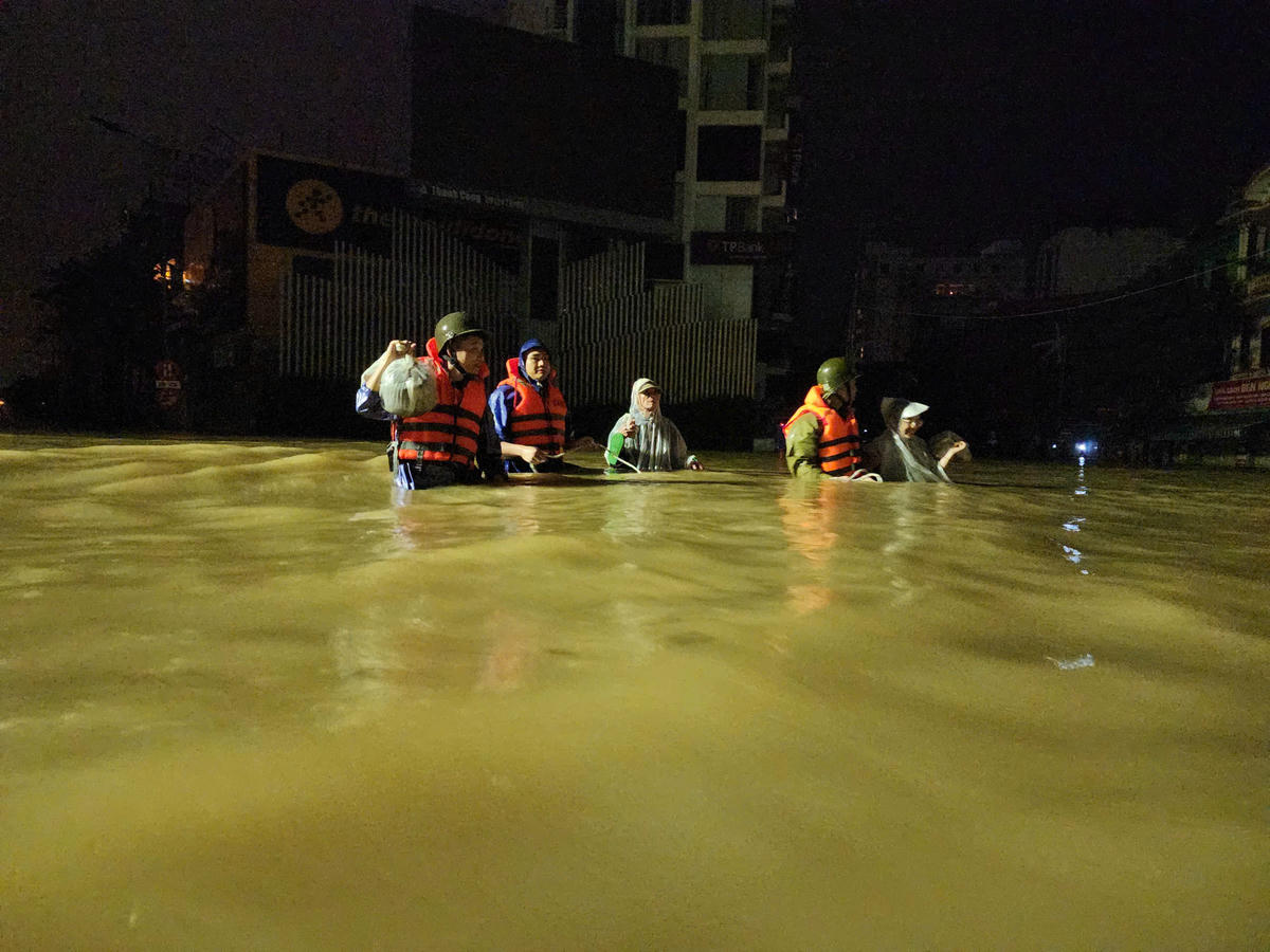 Lực lượng chức năng trong đêm liên tục nhận được cuộc gọi nhờ hỗ trợ từ người dân vùng xung yếu. Ảnh: CACC