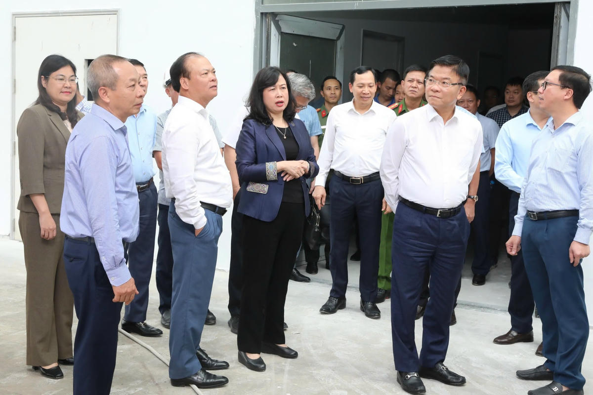 Phó Thủ tướng kiểm tra tiến độ 2 dự án trước khi làm việc với các đơn vị liên quan. Ảnh: Đại Nghĩa.