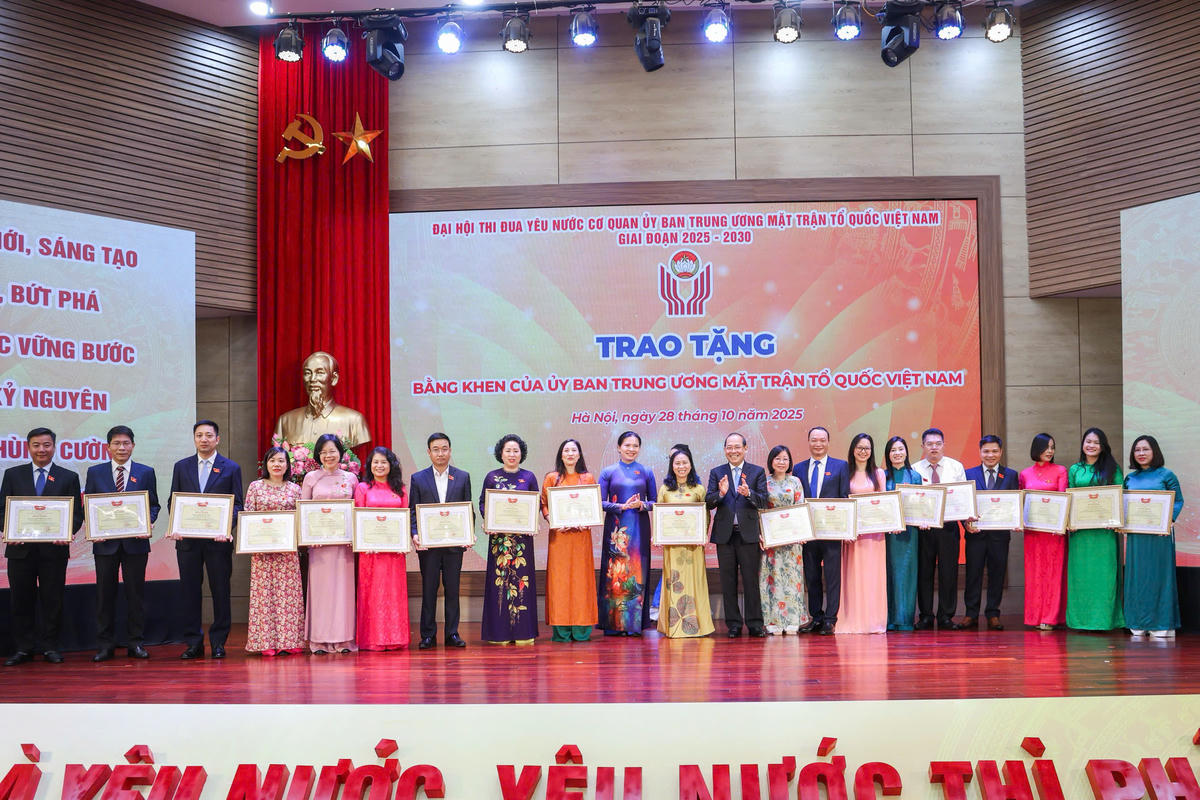 Các tập thể, cá nhân có thành tích xuất sắc giai đoạn 2020-2025 nhận Bằng khen của UBTƯ MTTQ Việt Nam Ảnh: Quang Vinh.