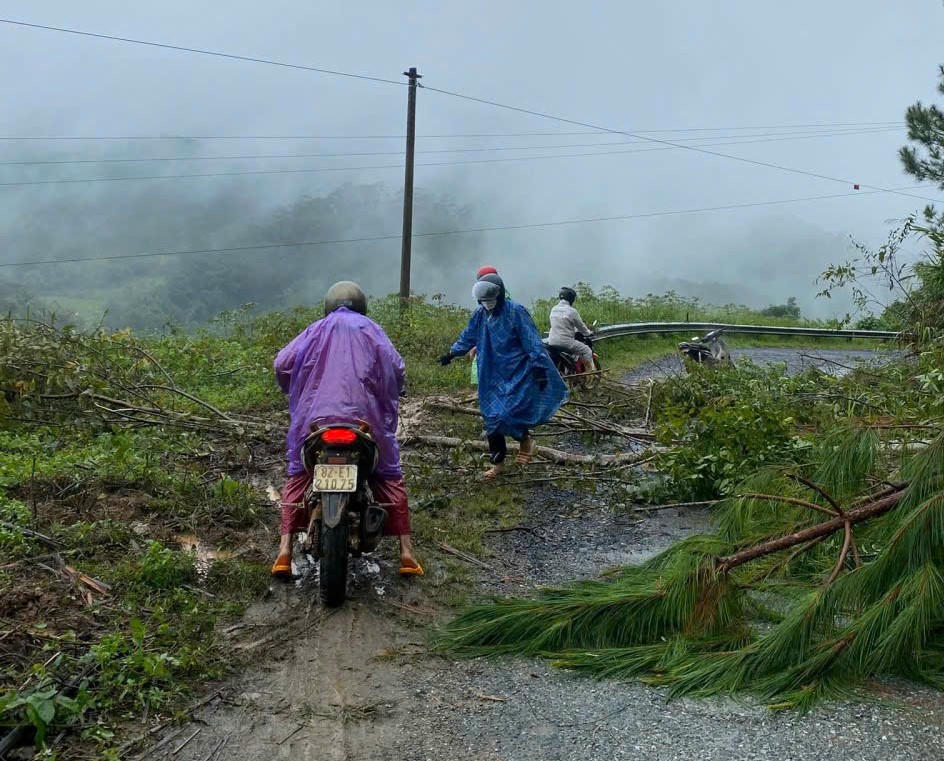 Nhiều điểm sạt lở trên địa bàn xã Đăk Plô khiến việc đi lại người dân khó khăn. Ảnh: CV.