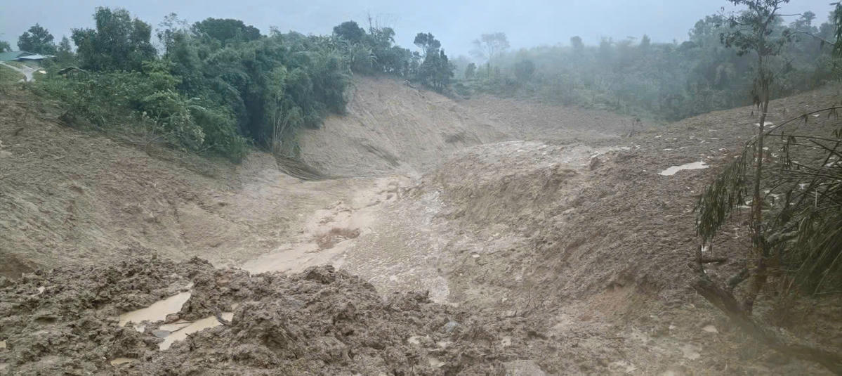 Đường lên thôn Ngọc Nang bị đất vùi lấp, khiến 5 thôn phía trong bị cô lập. Ảnh: CV.