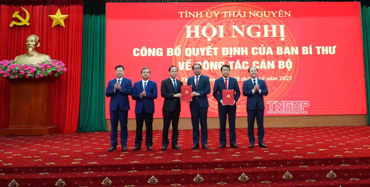 Thường trực Tỉnh ủy Thái Nguyên chúc mừng tân Phó Bí thư Tỉnh ủy Nguyễn Thanh Bình và tân Ủy viên Ban Thường vụ Tỉnh ủy Nguyễn Linh. Ảnh: Trung tâm Thông tin TN.