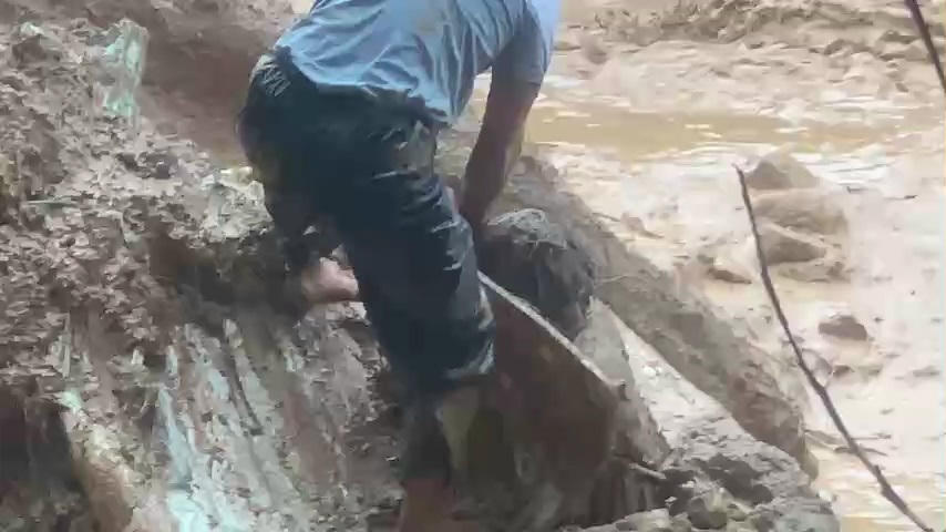 Lực lượng chức năng cứu công nhân bị đất đá vùi lấp. Ảnh: CV.