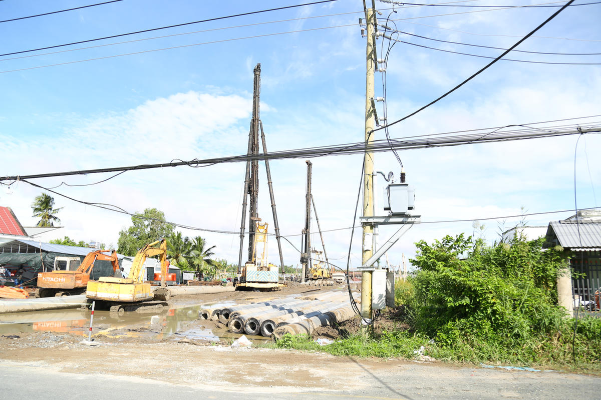 Trụ T4, T5 cầu Kênh Mương Lộ thuộc dự án&nbsp;Dự án đường Hồ Chí Minh đoạn Rạch Sỏi - Bến Nhất, Gò Quao - Vĩnh Thuận đang vướng&nbsp;đường điện trung thế. (ảnh: Thanh Tiến)
