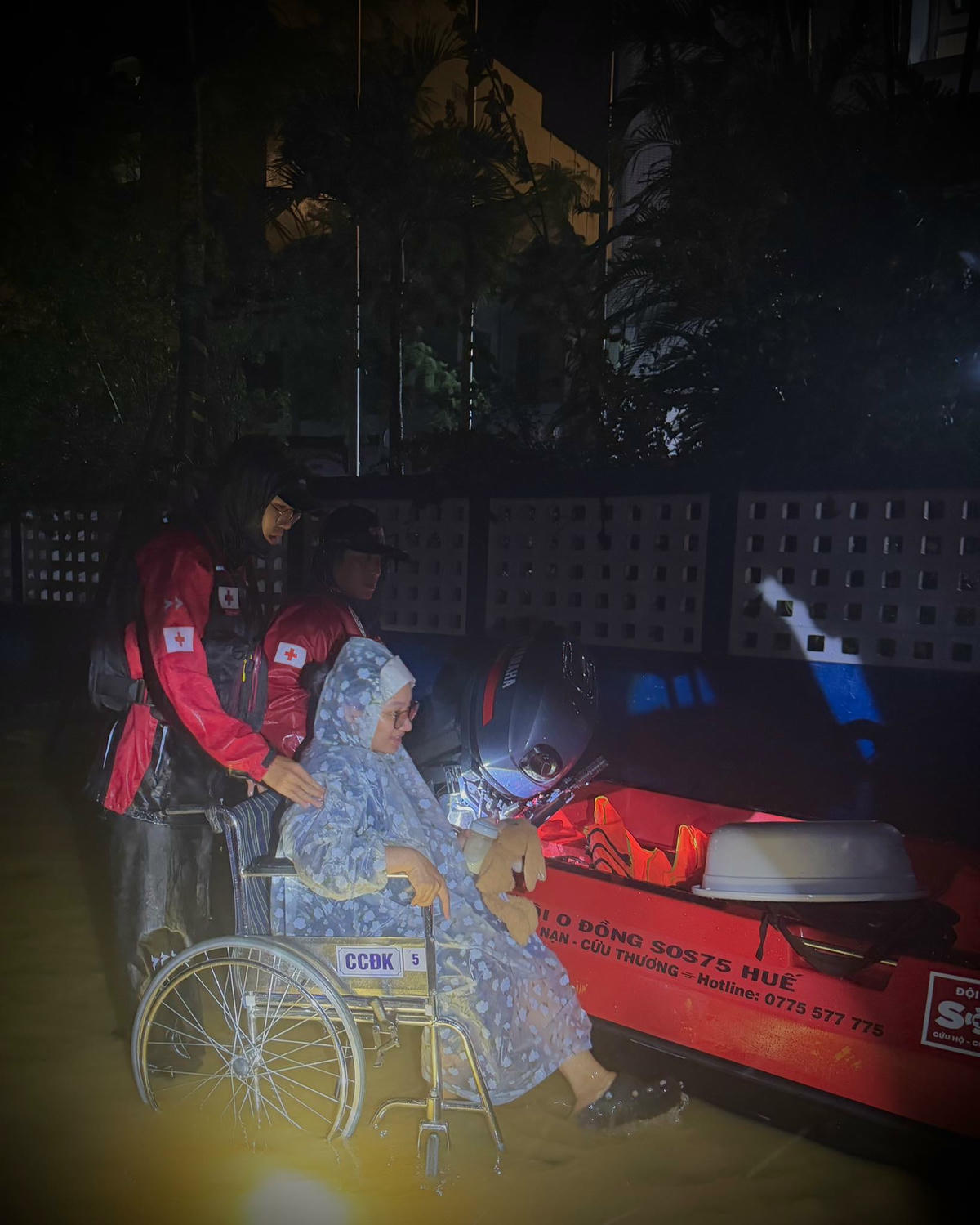 Đội Cứu hộ 0 đồng SOS 75 Huế hỗ trợ sản phụ đến bệnh viện. Ảnh: Đội 0 đồng.