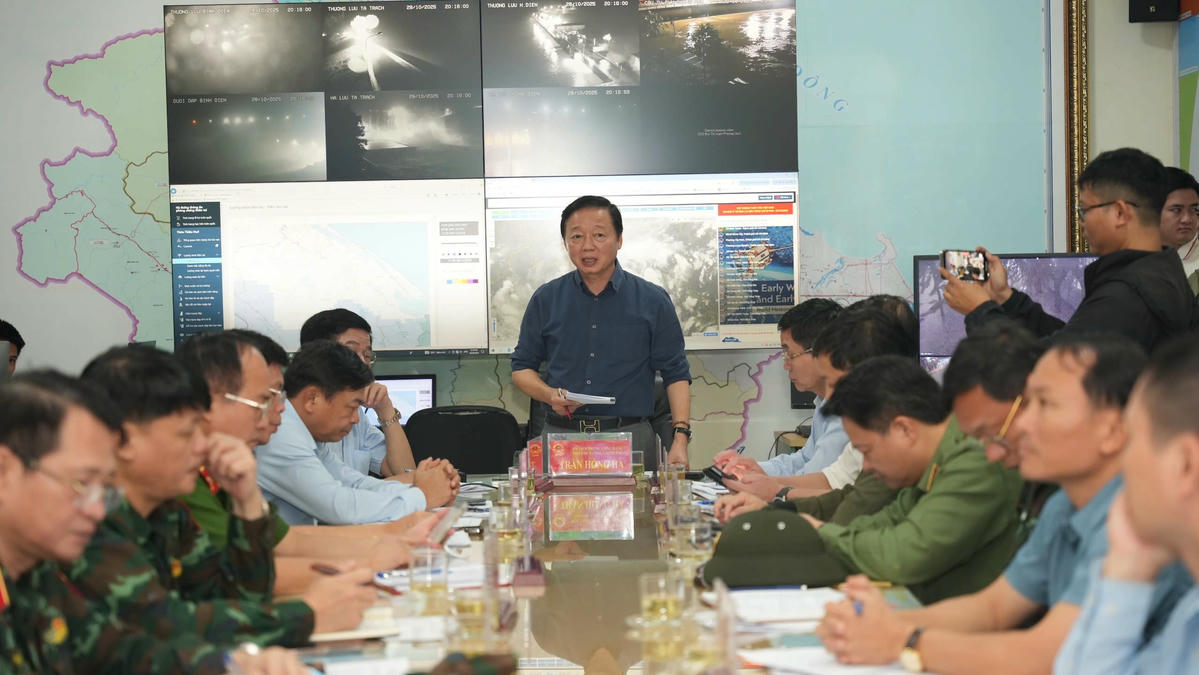 Phó Thủ tướng Trần Hồng Hà làm việc với lãnh đạo TP Huế về công tác ứng phó với mưa lũ. Ảnh: N.M.