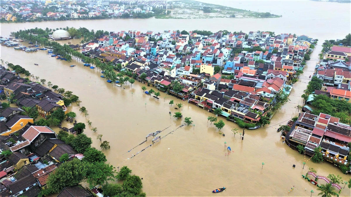 Một góc đường Bạch Đằng, phường Hội An bị nước sâu hơn 1m. Ảnh: C.Đại. 