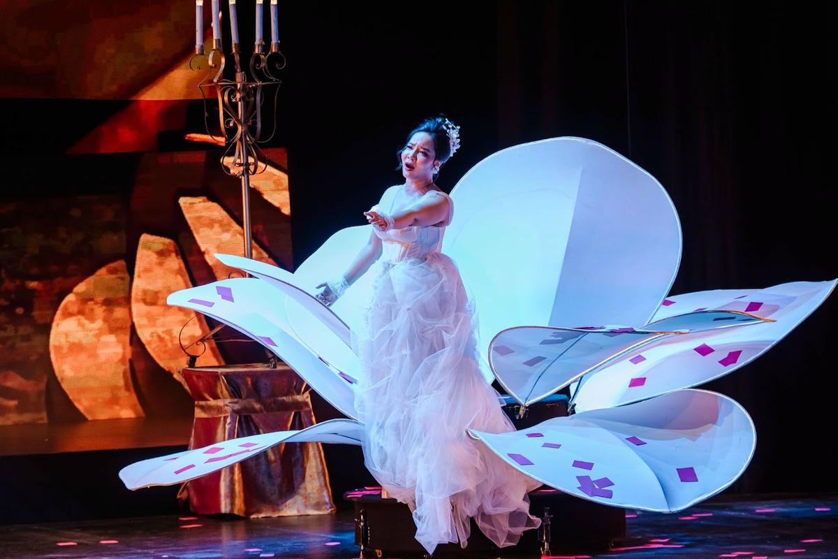 Nữ nghệ sĩ Lan Nhung trong vai Violetta trình diễn aria Sempre libera (Luôn tự do), một trong những bản aria nổi tiếng nhất của La Traviata. Những nốt cao chói sáng và tiết tấu nhanh thể hiện sự giằng xé giữa tự do và tình yêu.