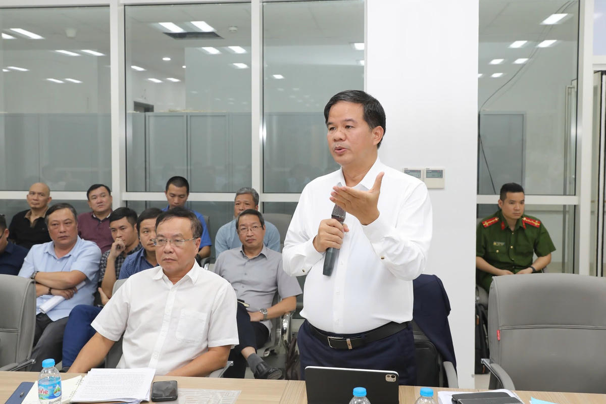 Giám đốc Bệnh viện Bạch Mai Đào Xuân Cơ nêu ý kiến tại buổi làm việc. Ảnh: Đại Nghĩa