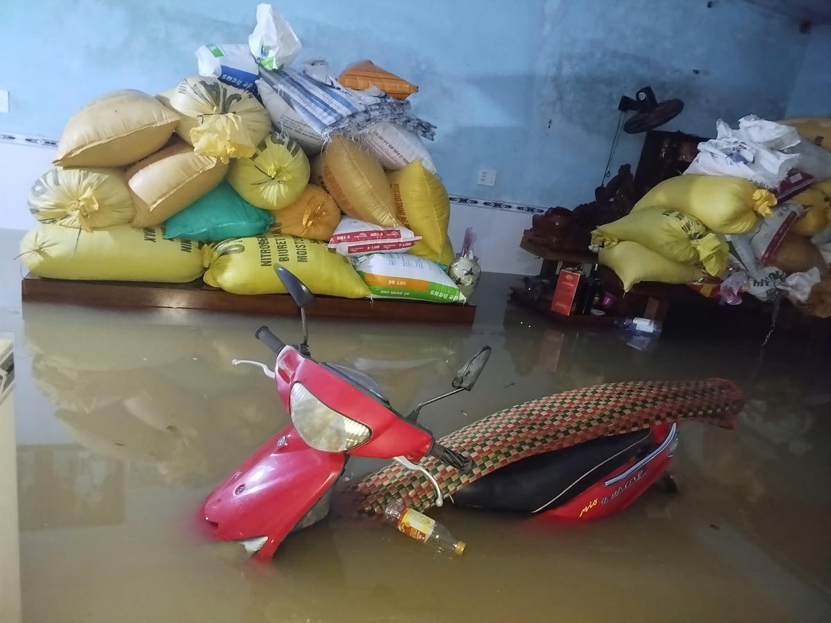 Một số phương tiện xe máy của người dân xã Nam Phước ngập nước. Ảnh: C.Đại.