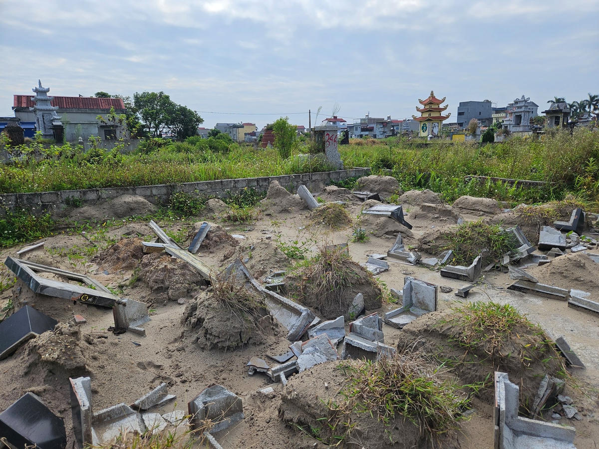 Đến nay, hầu hết các ngôi mộ đều đã được di chuyển, phá dỡ. Ảnh: CTV. 