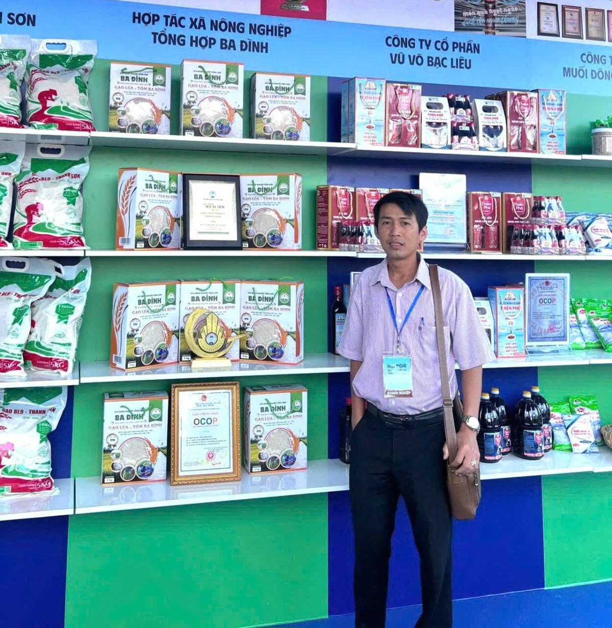 Anh Nông Văn Thạch và sản phẩm “Gạo lúa - tôm Ba Đình” tại khu trưng bày sản phẩm OCOP. Ảnh: Nguyên Du.