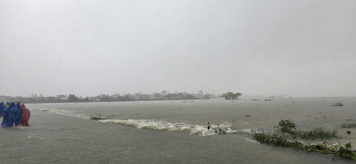 Nhiều khu vực Đà Nẵng bị ngập nước sâu. Ảnh: Tấn Thành.